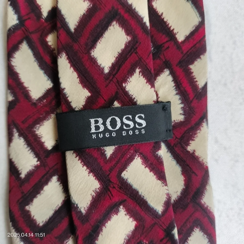 Boss Hugo Boss Silk Geometric Red and Cream Abstract Men's Tie Necktie Italy